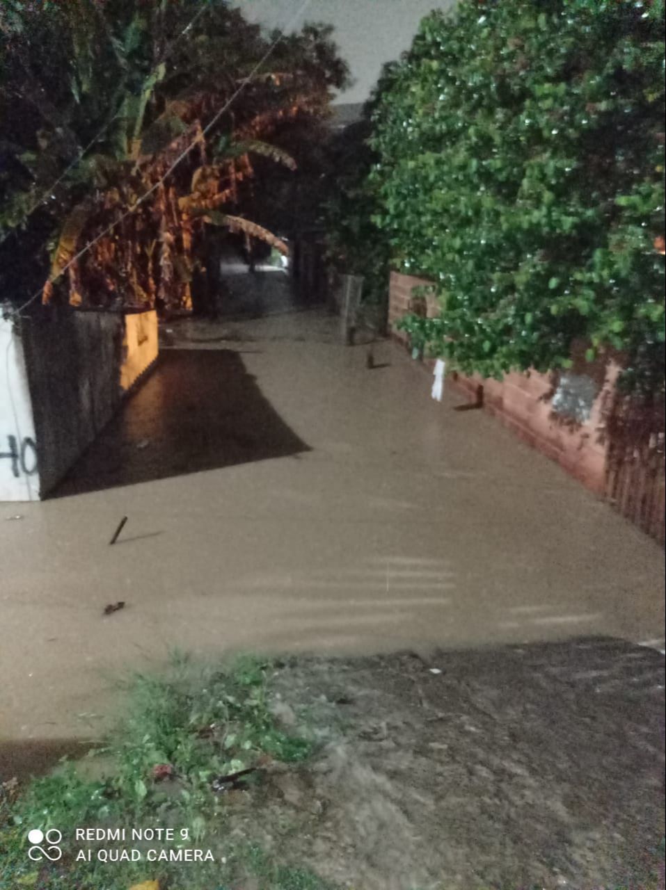 Alagamento em Nova Carapina I, na Serra (Foto: Adrielly Ohnezorge da Silva)