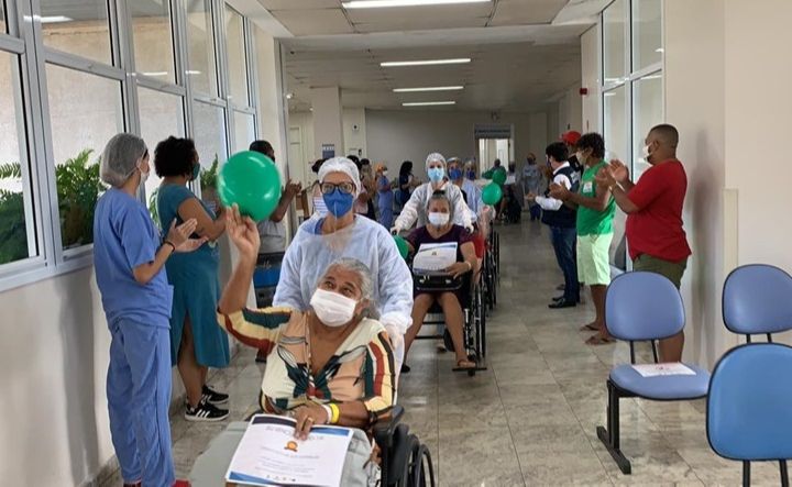 Pacientes receberam balões e certificado de cura da Covid-19 (Foto: Divulgação/Sesa)
