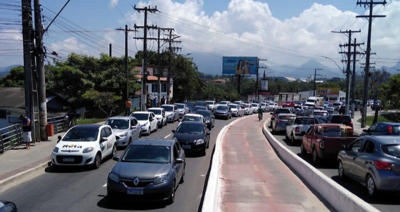 Cerca de 50 motoristas de aplicativo fizeram um protesto, alguns veículos tinham bolas pretas penduradas nos retrovisores em sinal de luto (Foto: Divulgação)