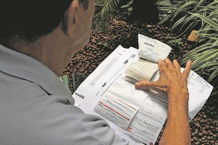 Aposentado de 78 anos, contou que está pagando condomínio, luz, compras e despesas médicas de duas filhas, que ficaram desempregadas (Foto: Fábio Nunes/AT)