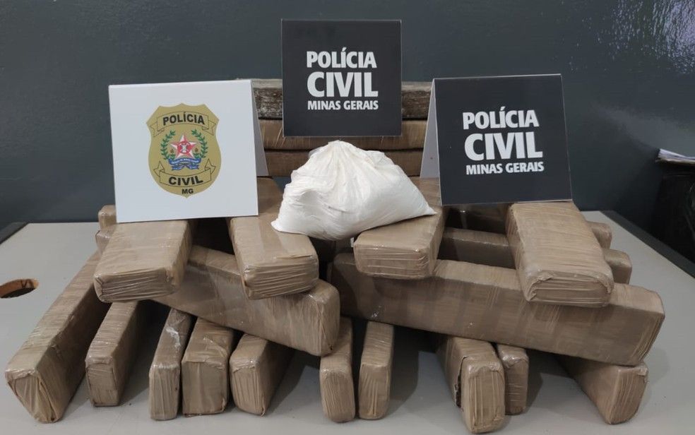Foram apreendidos 30 quilos de maconha, quatro quilos de cocaína e 800 gramas de crack (Foto: Divulgação/Polícia Civil)