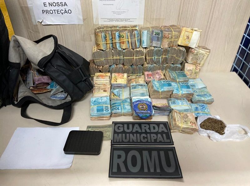 Dinheiro foi apreendido em uma casa no bairro Interlagos, em Vila Velha (Foto: Divulgação/Guarda Municipal de VV)