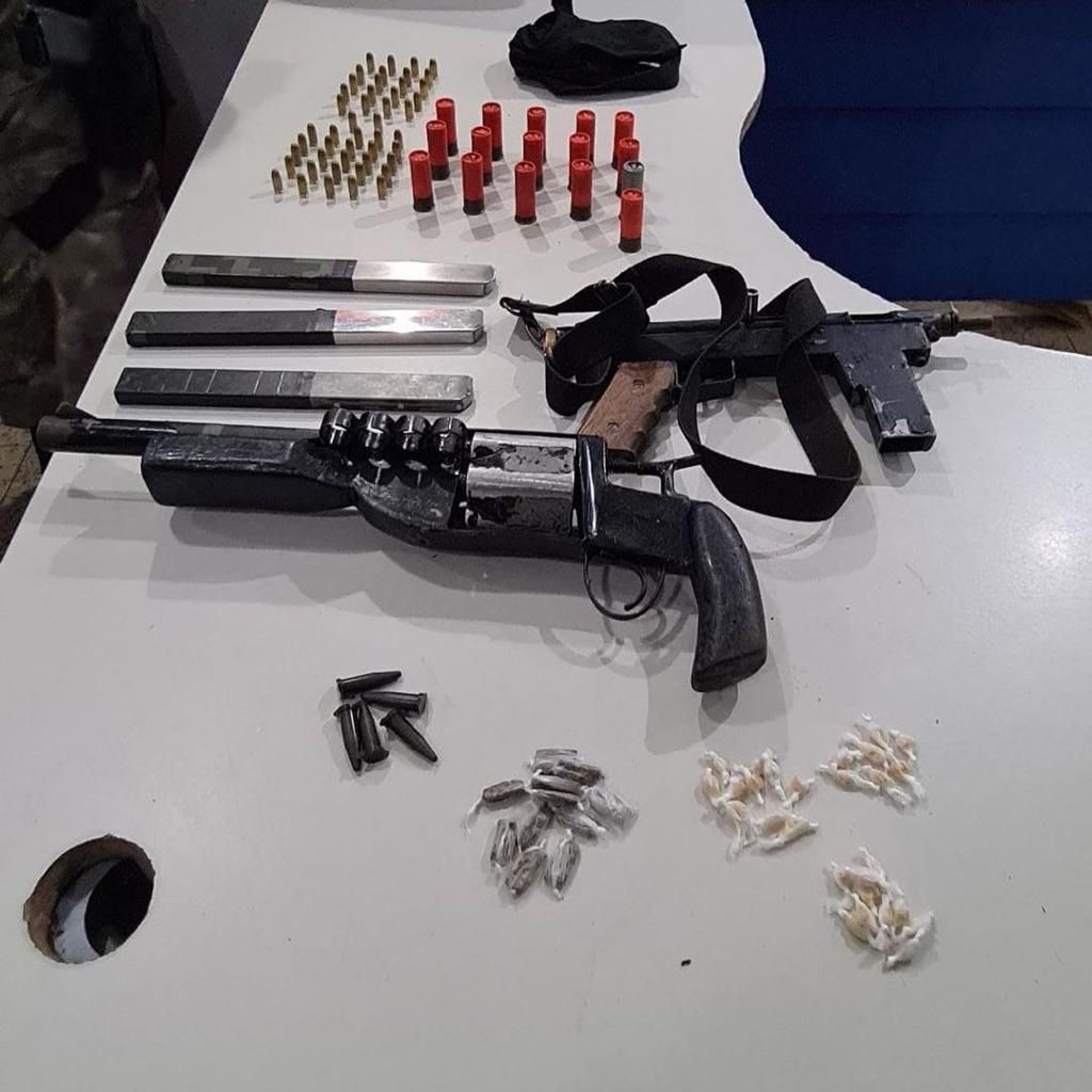 Armas, munições e drogas apreendidas durante ação da polícia no bairro Romão, em Vitória. (Foto: Divulgação)