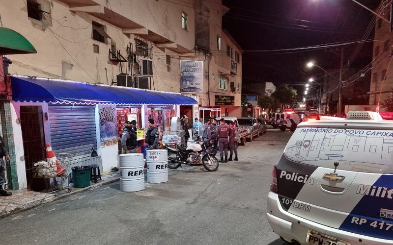 Os dois homens foram mortos a tiros por um cliente após anunciaram um assalto no estabelecimento (Foto: Roberta Bourguignon)
