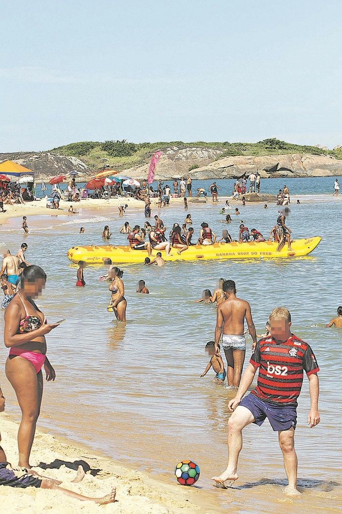 Banana Boat em área com muitos banhistas na Praia da Costa (Foto: Beto Morais/AT)