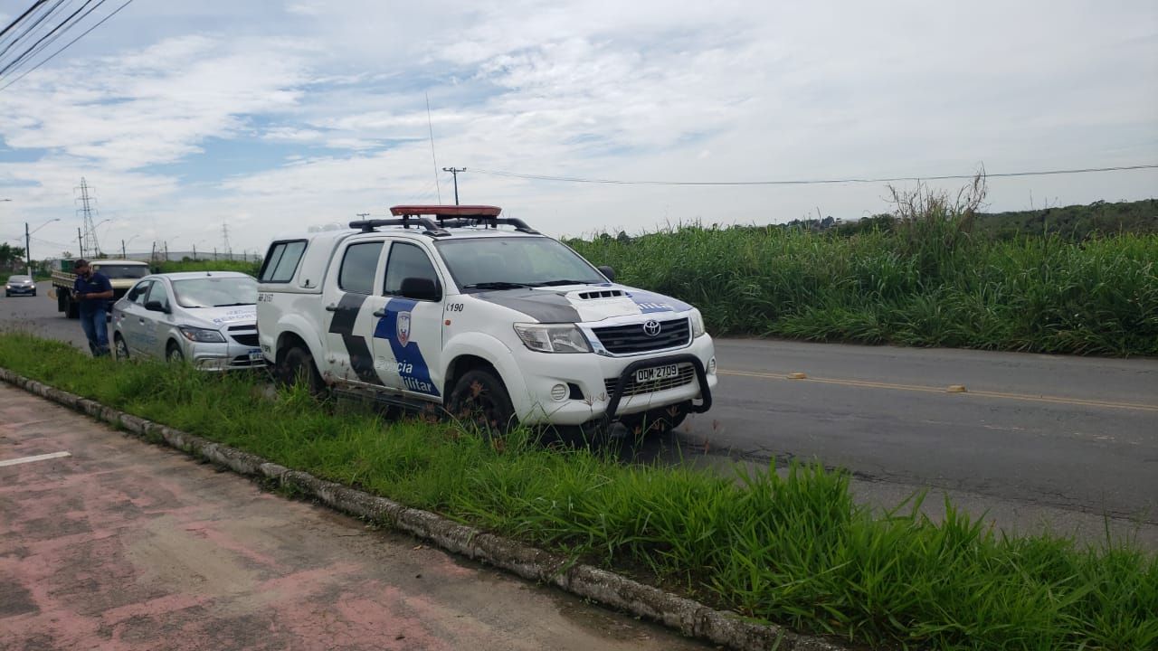 Criminosos abandonaram o carro na avenida Civit (Foto: Suzy Faria/ TV Tribuna)
