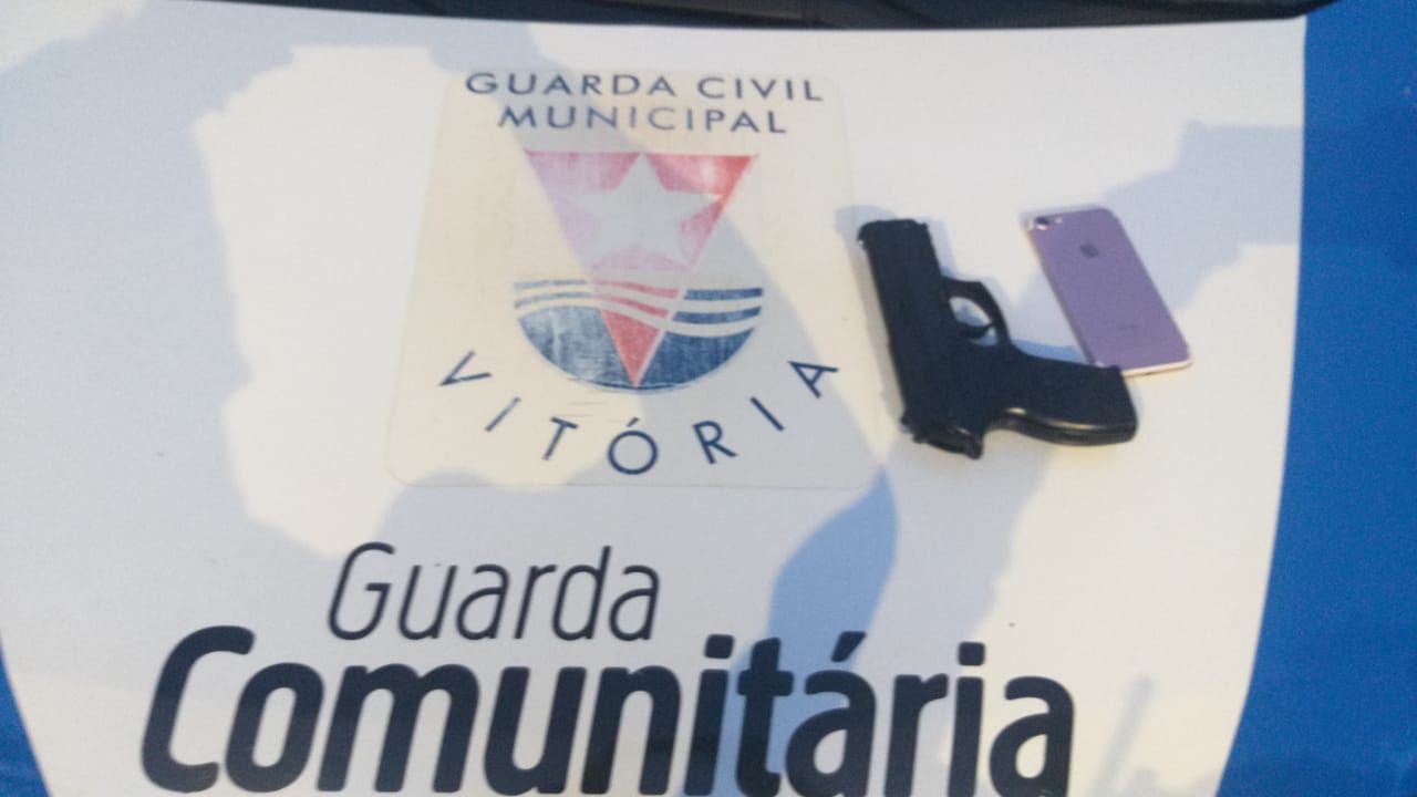 Guarda apreendeu um simulacro e um celular (Foto: Divulgação/ Guarda Municipal de Vitória)