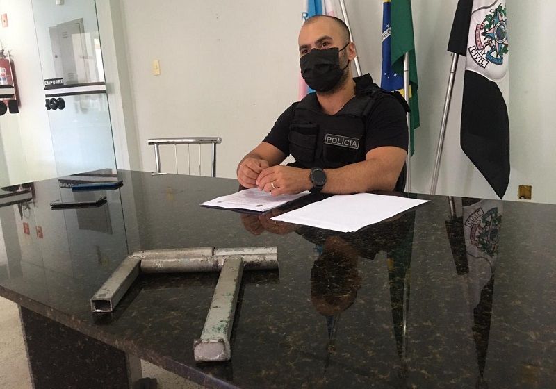 De acordo com o delegado, os criminosos criaram perfis falsos em uma plataforma de transporte e chamaram a corrida do motorista, que foi rendido com uma arma de fabricação caseira calibre .12 (em destaque) (Foto: Divulgação)