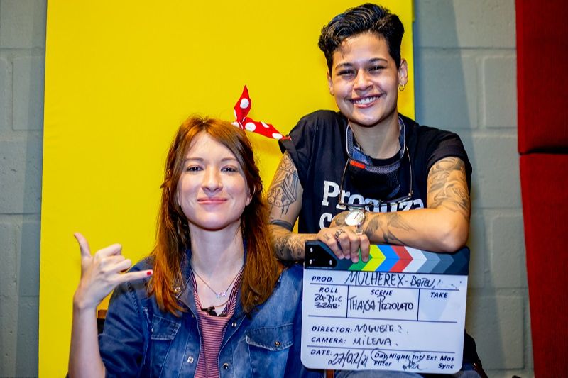 A artista Thaysa Pizzolato ao lado de Bella Nogueira, na gravação do documentário (Foto: Mi Fratelli/Divulgação)