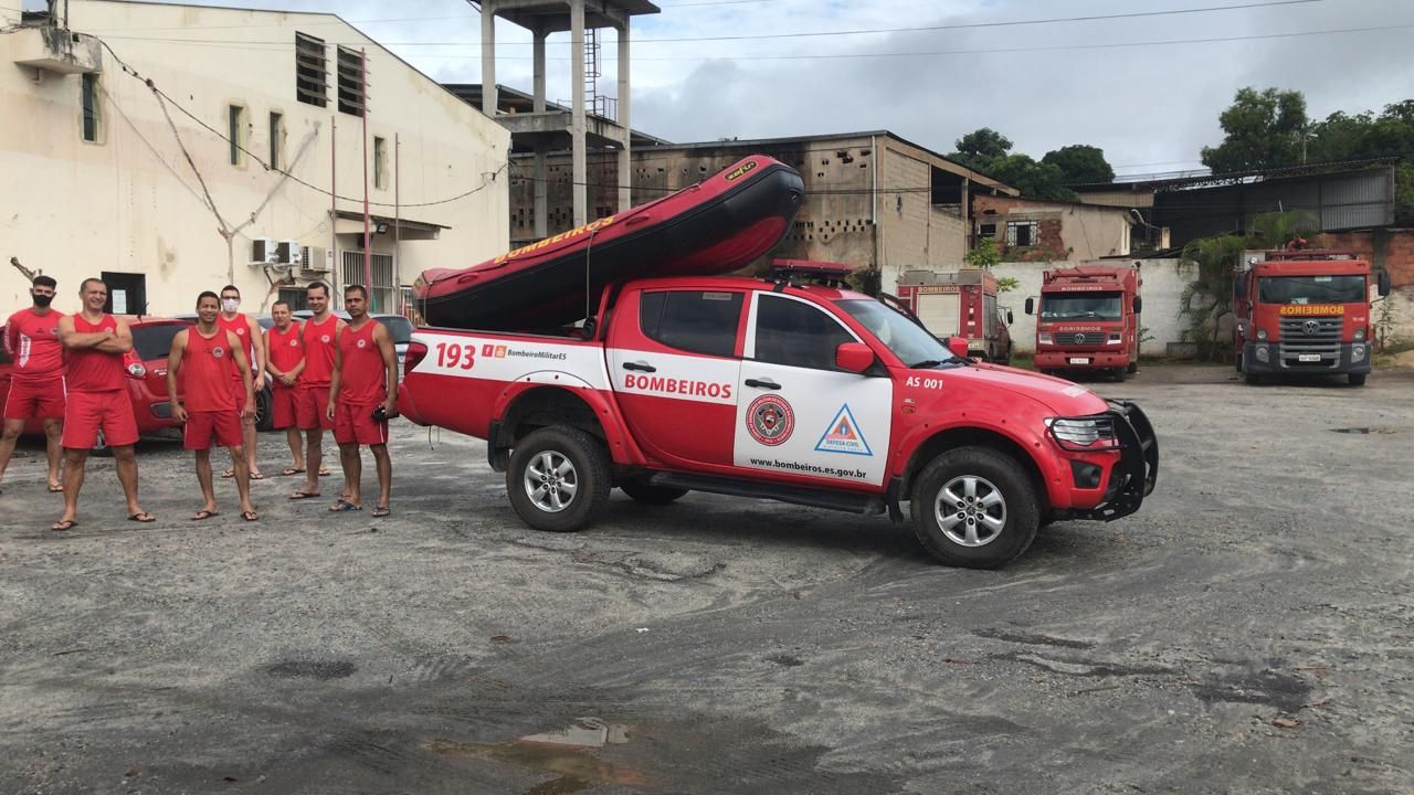 Bombeiros fazem treinamento (Foto: Kelvyn Mantuan)