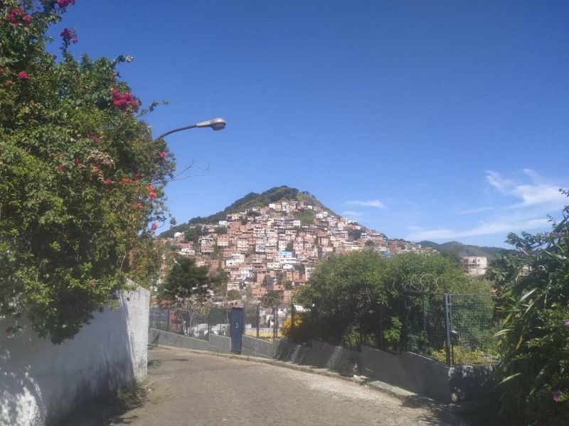Policiais foram recebidos com tiros assim que chegaram a próximo à conhecida como “escadaria dos trabalhadores” no bairro Bonfim. (Foto: Kananda Natielly)