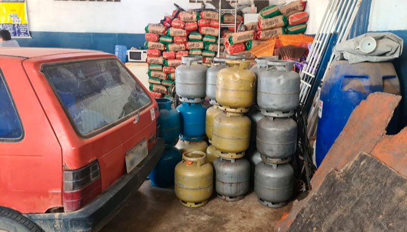 Em uma das revendas, botijas foram encontradas perto de pacotes de carvão (Foto: Divulgação / PCES)