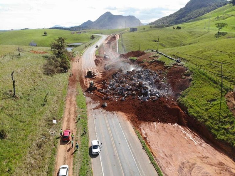 BR-101 interditada nesta terça-feira em Guarapari para detonação de rocha (Foto: Eco-101)