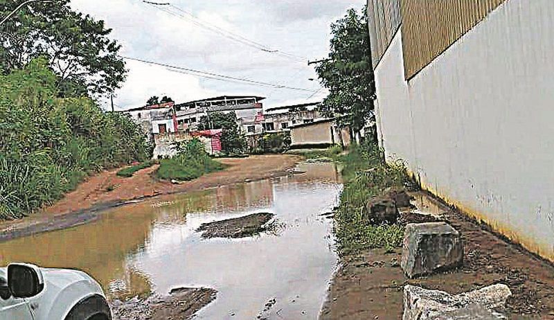 Rua Barão de Itapemirim, no bairro Nova Valverde, onde morador alega que não tem escoamento de água. (Foto: Almirante Alves Partichelli)