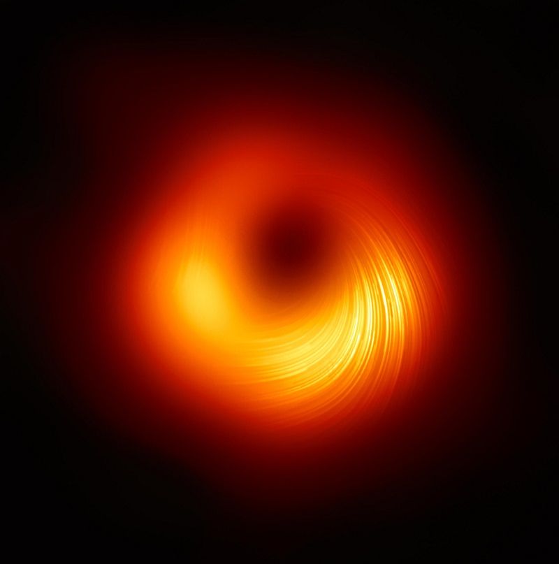 Imagem mostra luz no centro de buraco negro localizado na galáxia M87 (Foto: EHT Collaboration)