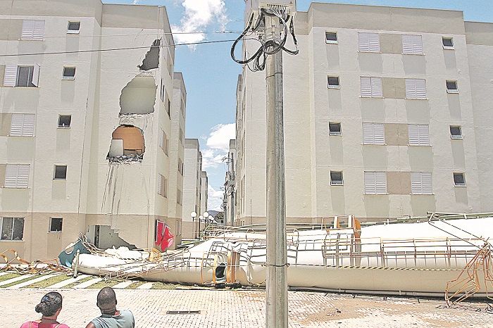 Caixas d'água desabaram em edifícios do residencial São Roque, em Padre Gabriel, Cariacica (Foto: Fabio Nunes - 30/12/2020)