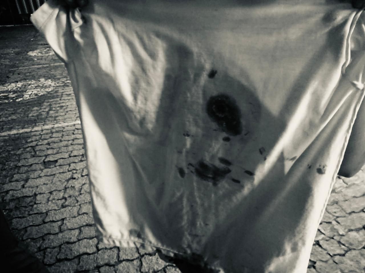 Camisa que a menina usava quando foi baleada nas costas (Foto: Reprodução / Iury Demuner TV Tribuna)