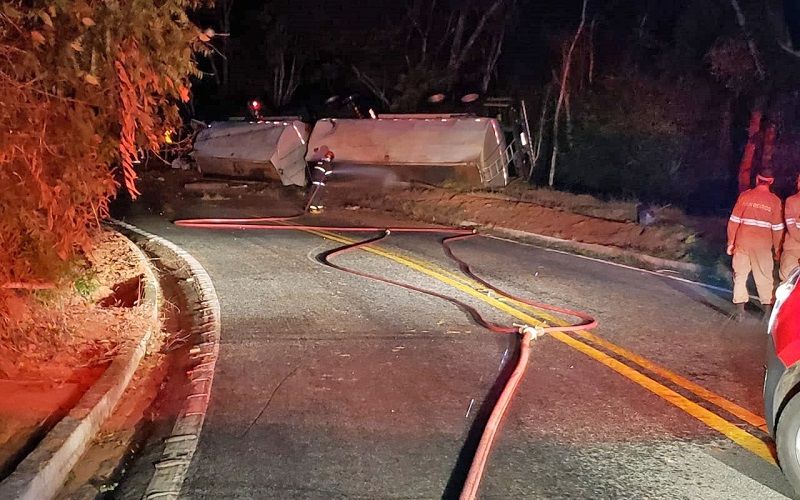 A carreta-tanque bitrem transportando álcool tombou na rodovia BR 482, no trecho entre Alegre e Guaçuí (Foto: Divulgação)