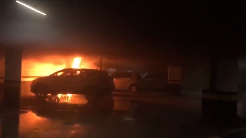 Carro pegou fogo dentro de garagem (Foto: Reprodução de vídeo)