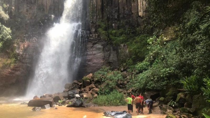 Casal de amigos morre após cair da cachoeira Chicão II, em Faxinal, no Paraná (Foto: Divulgação/Operações Aéreas Samu)