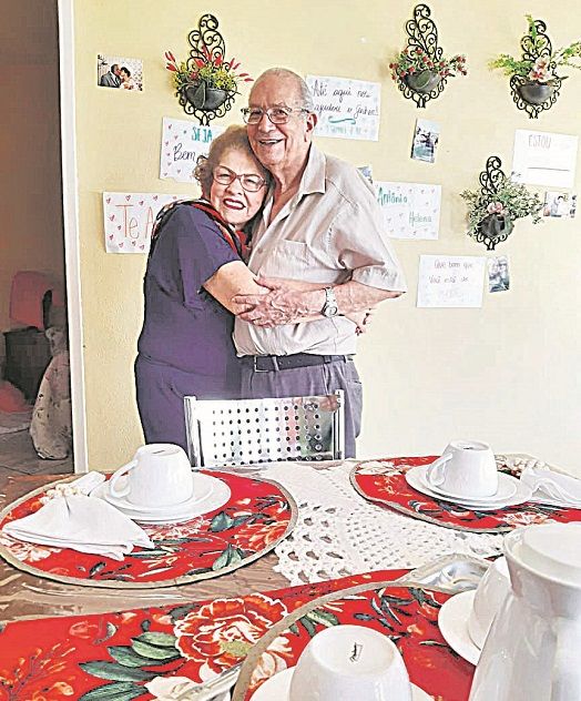 O casal de aposentados Helena Sathler de Aguiar, 79 anos, e Antonio Francisco de Cristo, 78, se encontraram aos 70 anos (Foto: Acervo pessoal)