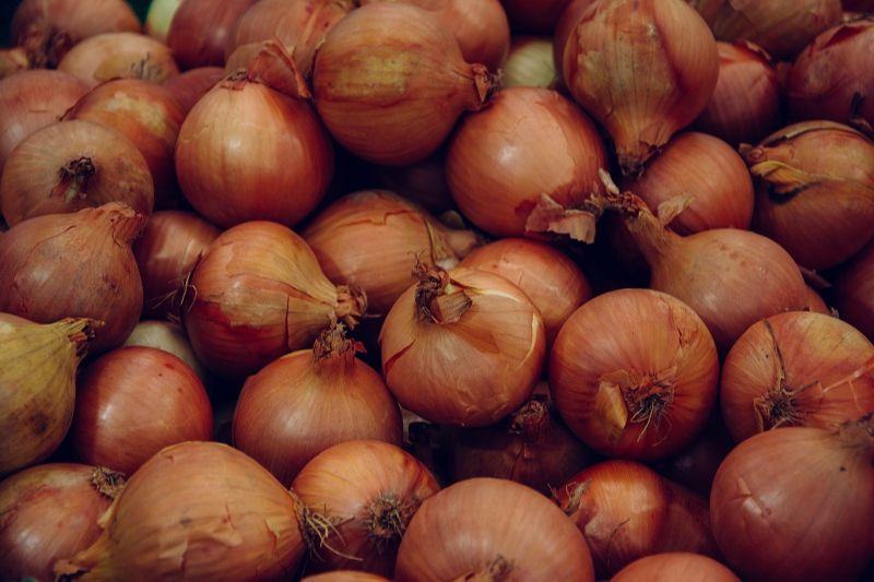 Cebola é usada diariamente na preparação de muitos alimentos (Foto: Freepik)