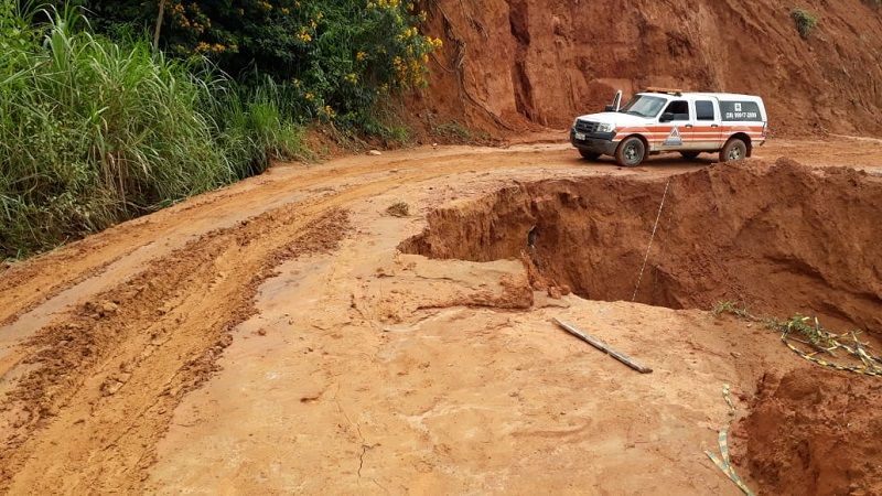 Trecho da ES-379 entre Muniz Freire e Iúna, a estrada cedeu formando uma cratera (Foto: Divulgação/DER)