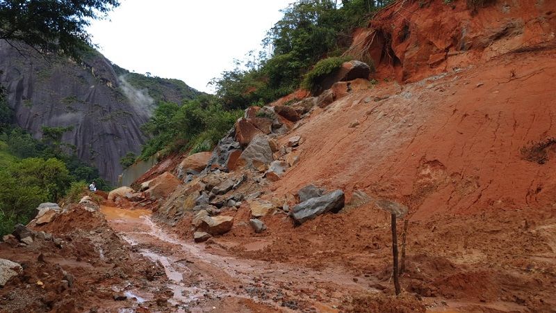 Desmoronamento no trecho da rodovia ES 379, entre Muniz Freire e Castelo (Foto: Divulgação/DER-ES)