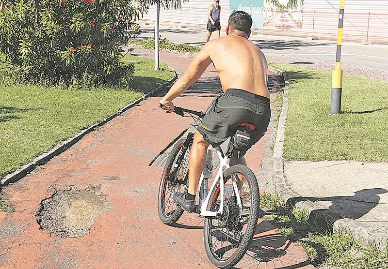 Trecho de ciclovia na Enseada do Suá, que precisa de reparos e pintura. (Foto: Beto Morais/AT)