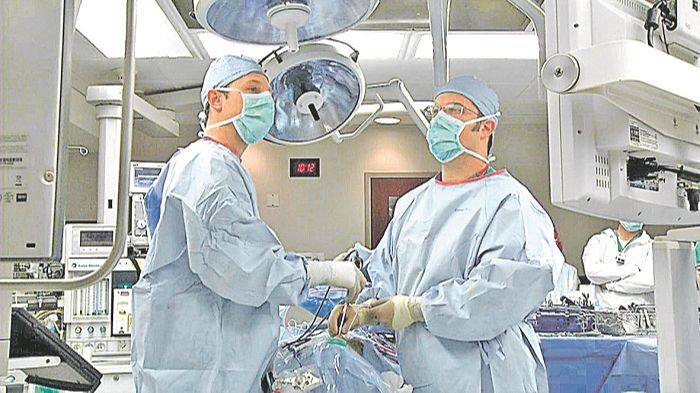 Médicos no centro cirúrgico: novos procedimentos vão ter cobertura garantida por planos de saúde a partir de abril (Foto: Arquivo/AT)