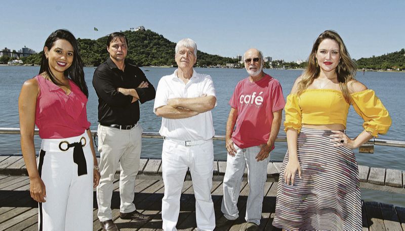 Os colunistas Gabriela Rebello (à esquerda), Eduardo Pinheiro, João Evangelista, Luiz Trevisan e Lorena Baldotto: novo olhar sobre temas de destaque e orientações para os leitores (Foto: Beto Morais / AT)