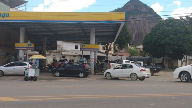 Com medo de lockdown, moradores de cidade capixaba fazem fila em postos de gasolina (Foto: Reprodução/Vídeo)
