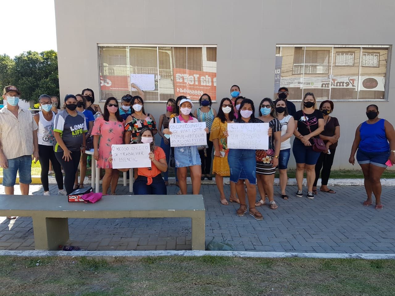 Comerciantes de Viana se reuniram para debater o fechamento do comércio (Foto: Sibele Pinheiro)