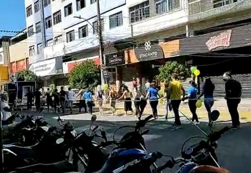 Durante o protesto, que começou por volta de 8h30, um grupo de mais de 100 comerciantes interrompeu o trânsito na Avenida Expedito Garcia, em Campo Grande, em Cariacica (Foto: Reprodução)