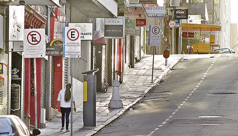 Comércio fechado em Porto Alegre: só serviços essenciais podem funcionar devido ao aumento de casos de Covid (Foto: Miguel Noronha / Futura Press / Agência Estado)