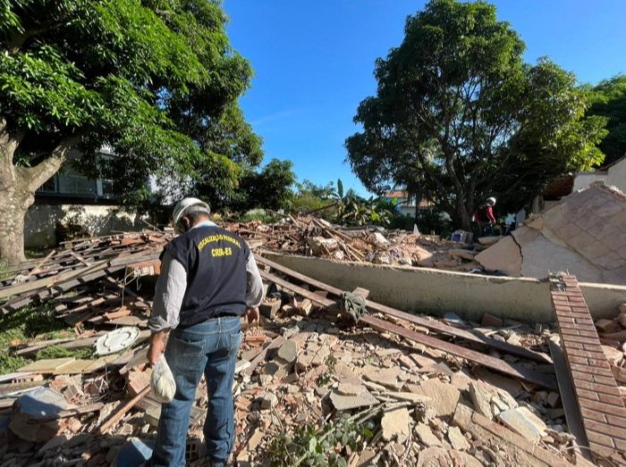 Fiscal do Crea-ES no terreno onde casa desabou (Foto: Divulgação/Crea-ES)