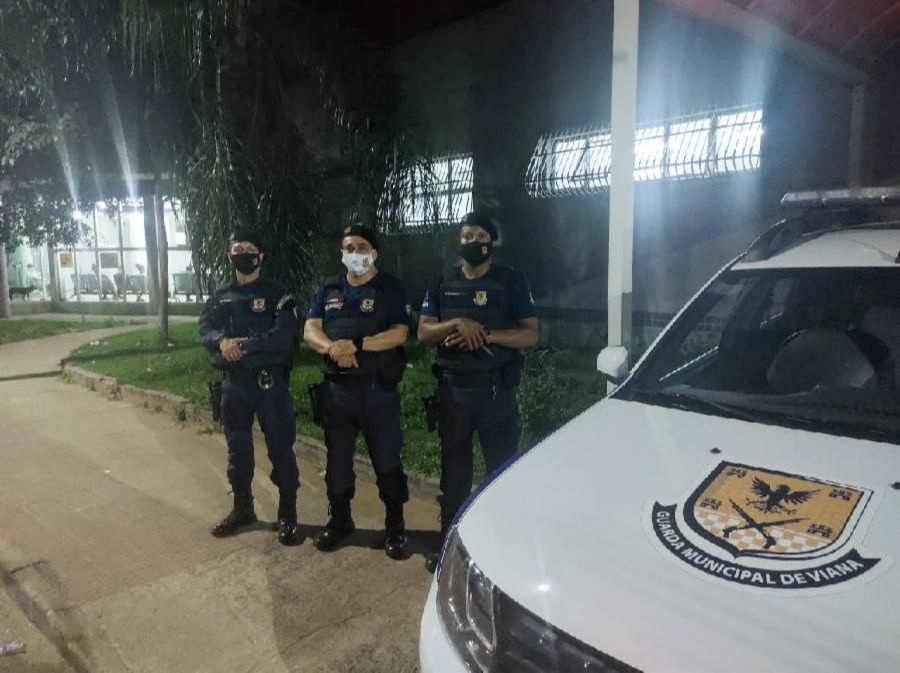 Guardas municipais socorreram criança vítima de afogamento (Foto: Divulgação/ Guarda Municipal de Viana)