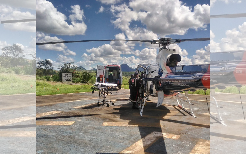 Helicóptero pousado em Nova Venécia para levar criança para Vitória (Foto: Divulgação/ NOTAer)