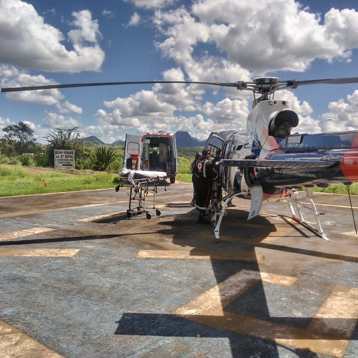 Helicóptero pousado em Nova Venécia para levar criança para Vitória (Foto: Divulgação/ NOTAer)