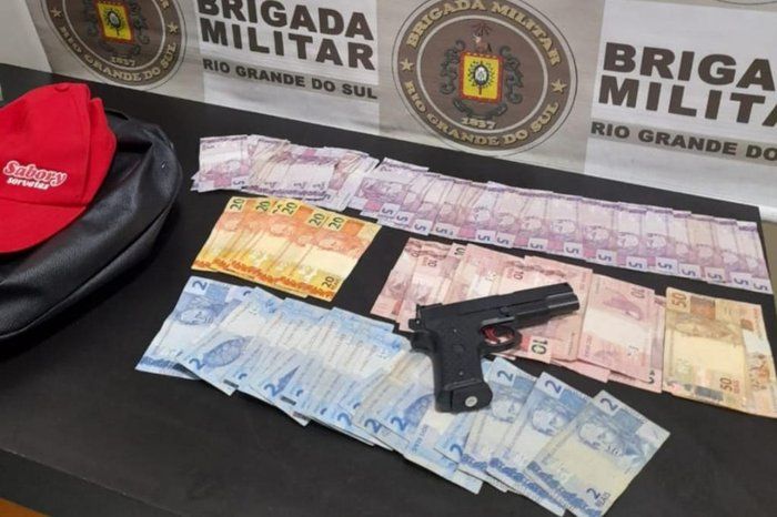 Dinheiro e simulacro de pistola, apreendidos pela Polícia (Foto: Divulgação / Brigada Militar RS)