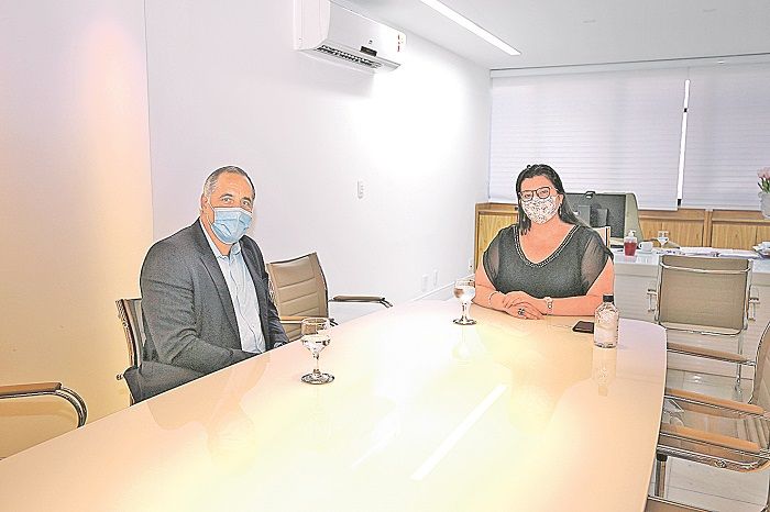 O diretor comercial da Rede Tribuna, Ricardo Uchôa, e a procuradora-geral de Justiça do Estado, Luciana Andrade: parceria (Foto: Divulgação)