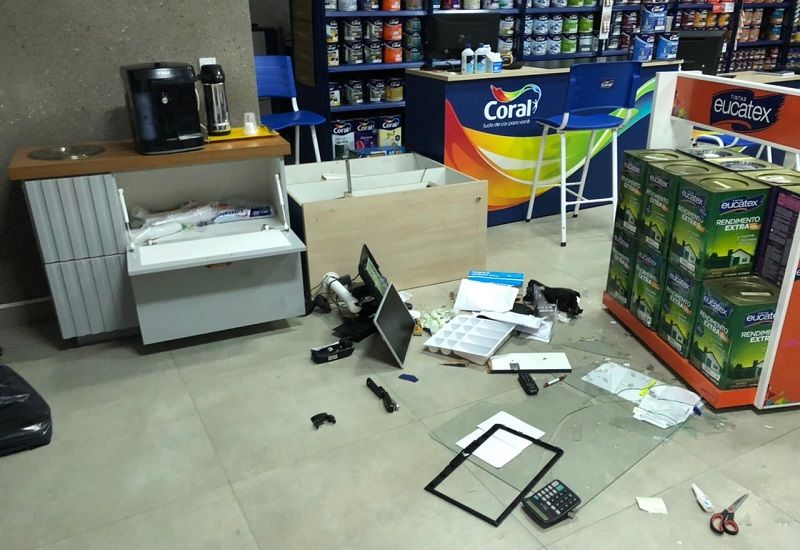 Os bandidos quebraram a vidraça, derrubaram mesas, prateleiras, o caixa e destruíram um computador, antes de fugir carregando um frigobar (Foto: Alessandro de Paula)