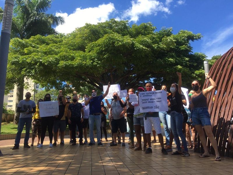 Empresários protestam e pedem abertura imediata do comércio em Guarapari (Foto: Clóvis Rangel)