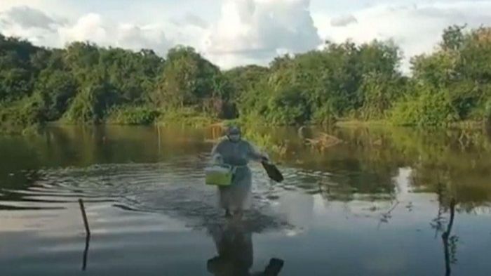 Enfermeira enfrentou travessia de rio para vacinar idosa (Foto: Reprodução/ TV Cabo Branco)
