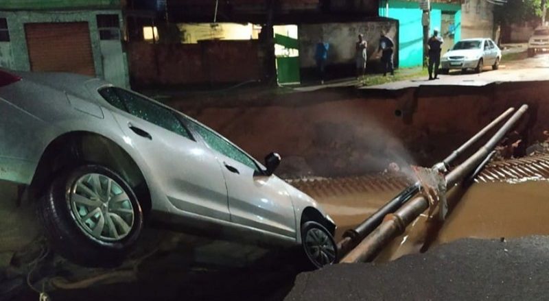 Carro ficou preso em buraco aberto por ponte que caiu (Foto: Renata Silva/Facebook)