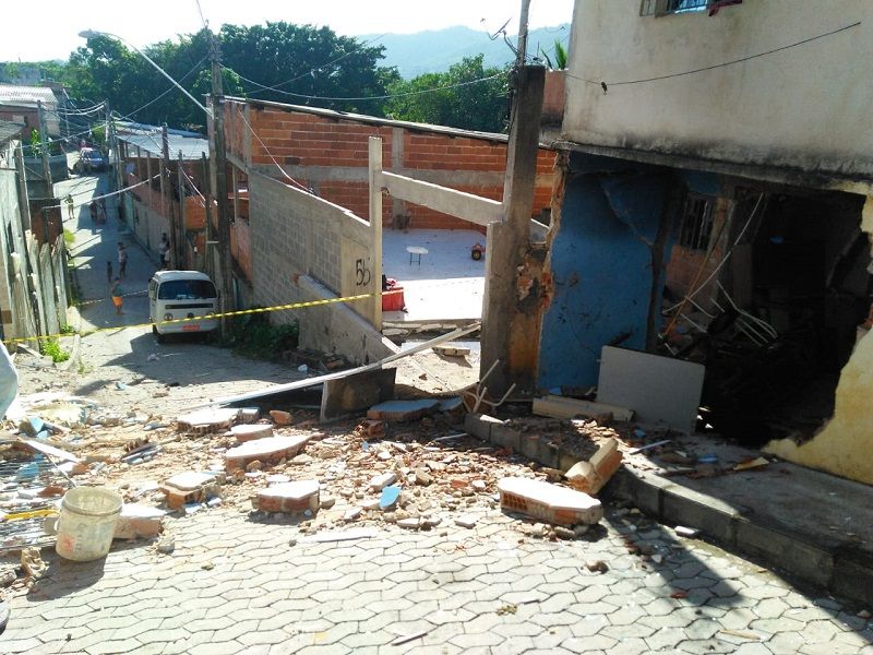 Vazamento de gás causa explosão no bairro Porto Novo, em Cariacica. (Foto: Fábio Nunes/AT)