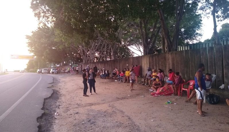 Moradores de Linhares passaram mais de 12 horas na fila para comprar gás de cozinha com desconto. (Foto: Divulgação/Sindipetro)