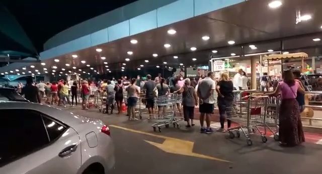 Fila em supermercado da Mata da Praia (Foto: Reprodução de vídeo)