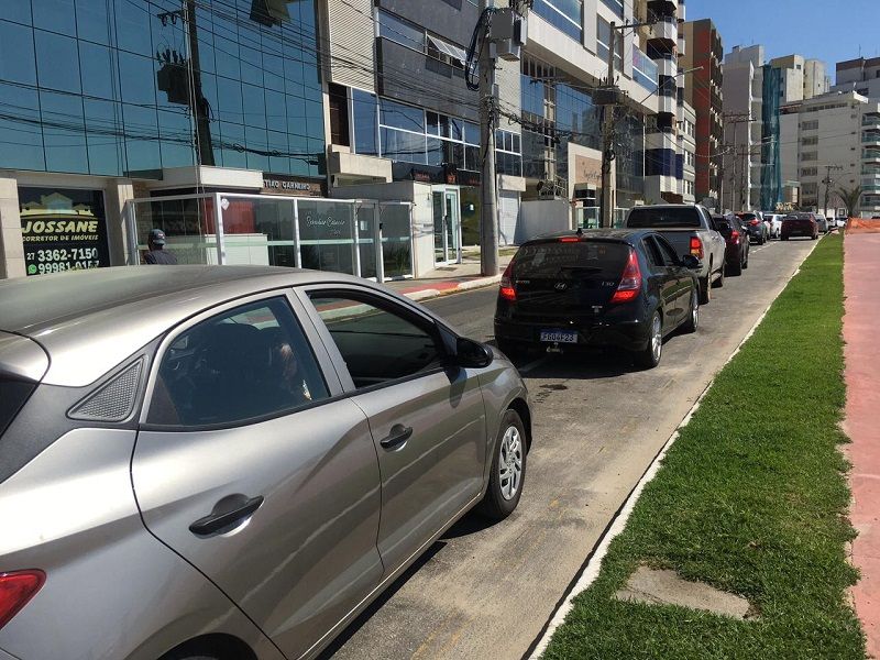 Fila para vacinação na Praia do Morro (Foto: Clóvis Rangel)