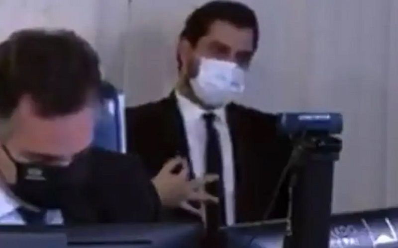 O assessor Filipe Martins fez um gesto considerado obsceno durante sessão quarta-feira, 24 (Foto: Reprodução)